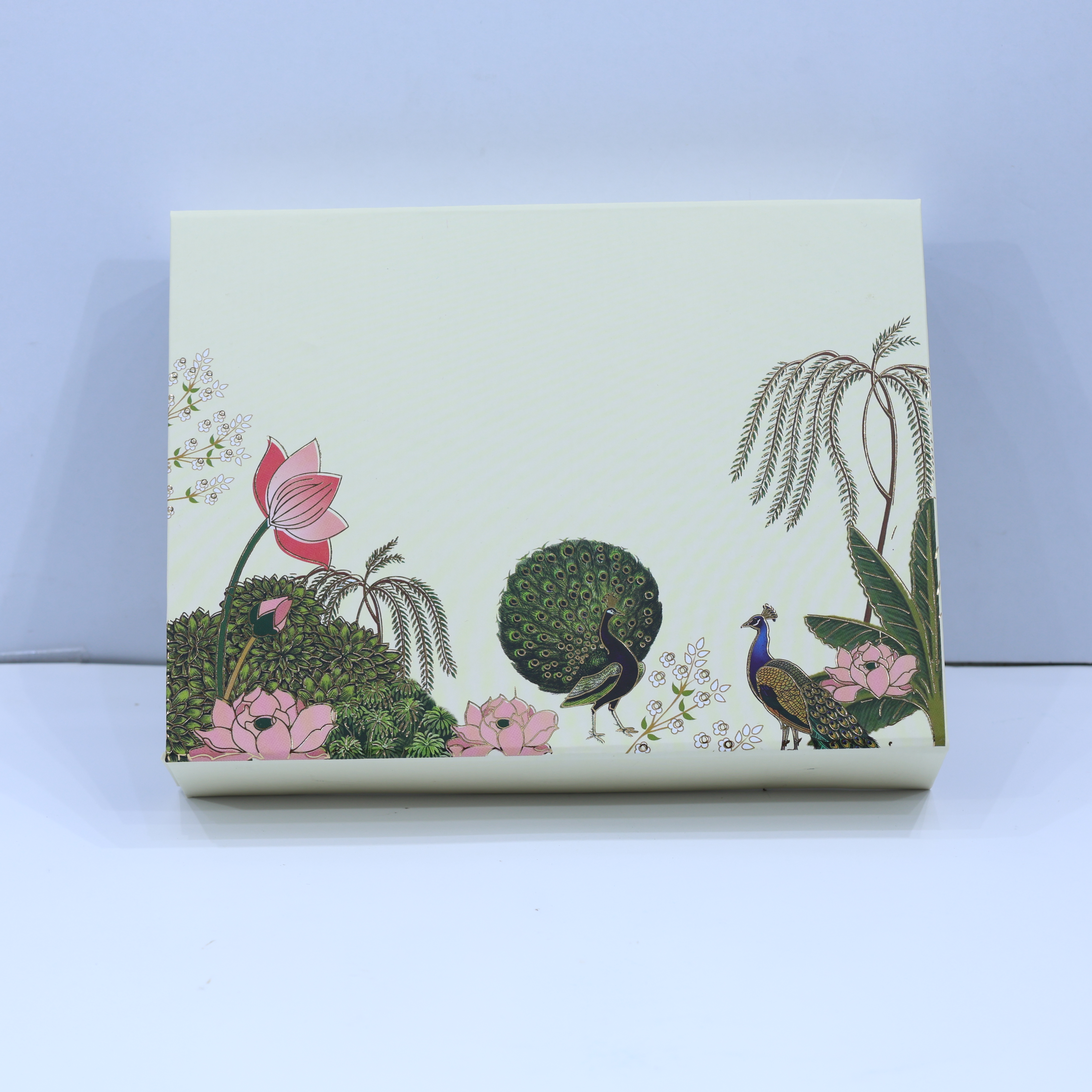 COLLAPSIBLE MAGNET GOLD FOILED BOXES  9 CAVITY- WHITE